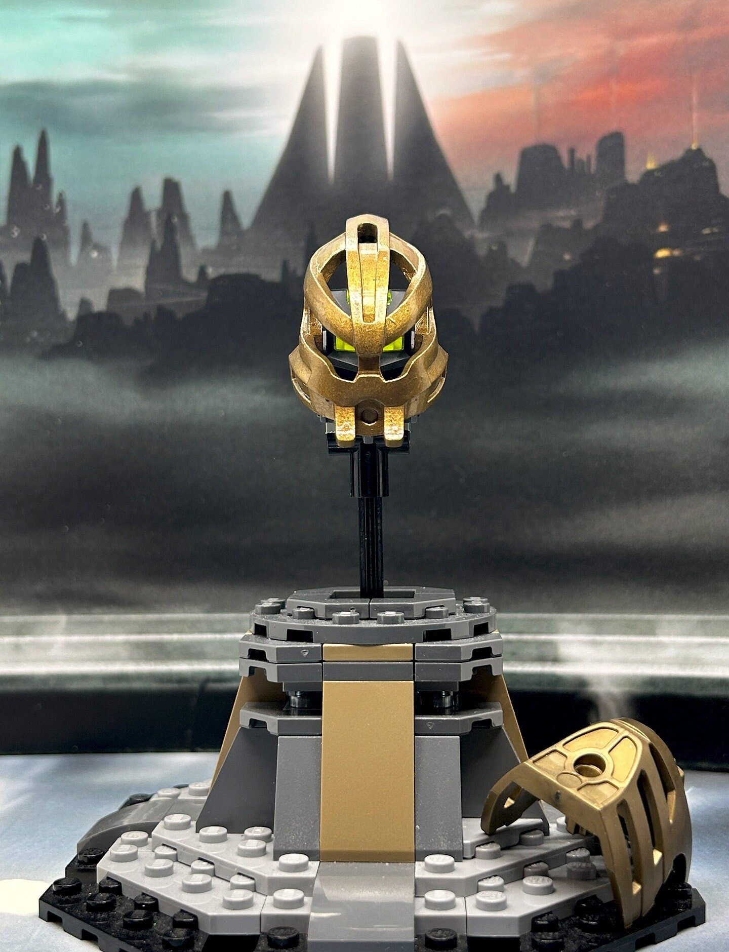 Mask of Kindred | Great Faxon, Dark Gold